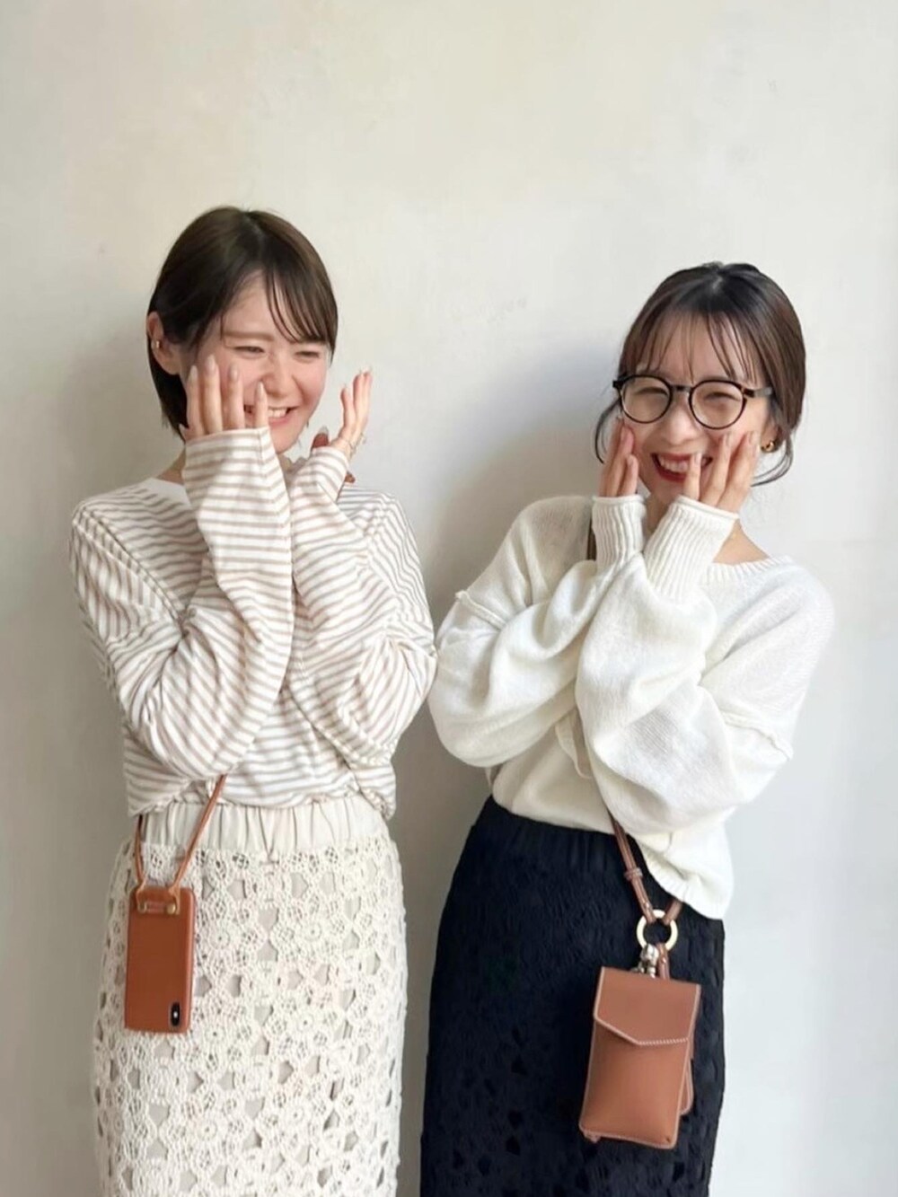 ホワイト系のサンダル、ホワイト系のサンダル、ホワイト系のスカートを着用したレディースの春コーディネートの2枚目の写真