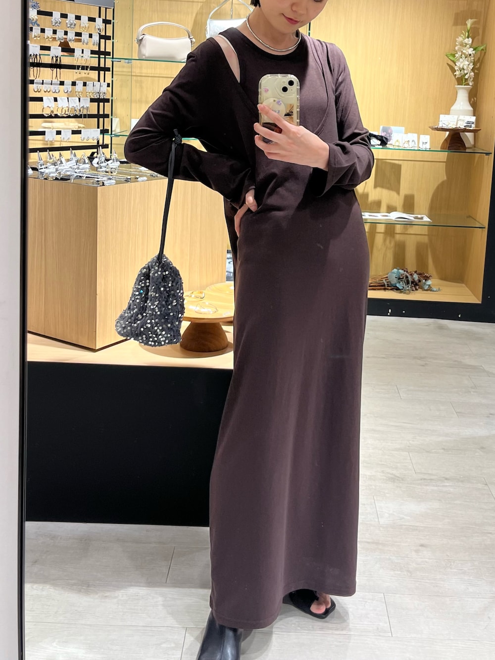 ブラウン系のワンピース、ブラック系のブーツ、その他のその他を着用したレディースの秋コーディネートの5枚目の写真