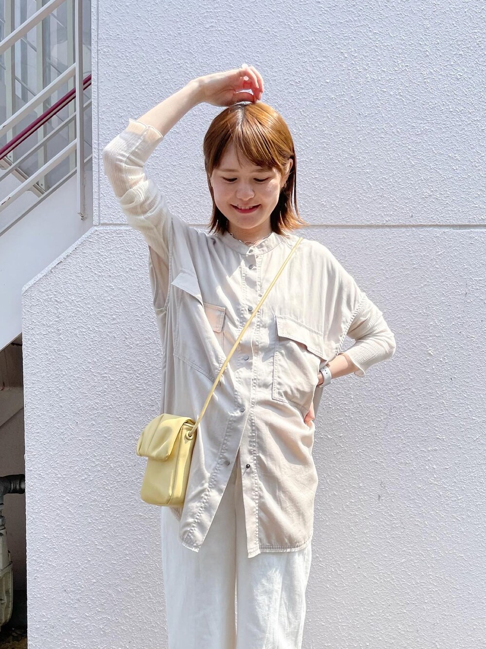 ベージュ系のシャツ/ブラウス、ホワイト系のその他パンツ、イエロー系のショルダーバッグを着用したレディースの夏コーディネートの2枚目の写真
