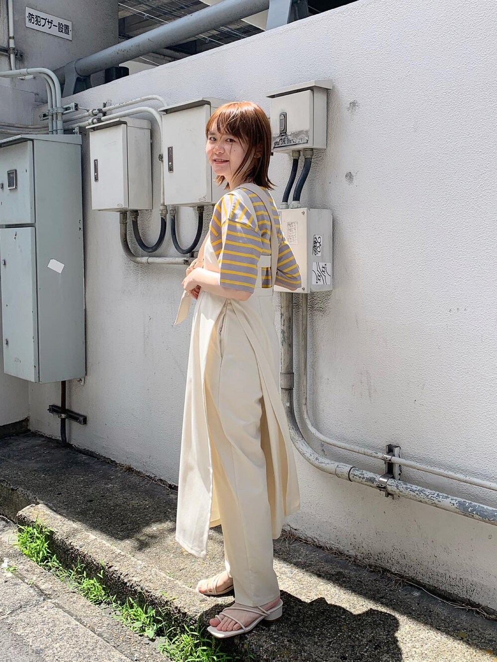 ホワイト系のサロペット/オーバーオール、イエロー系のTシャツ/カットソー、ホワイト系のショルダーバッグを着用したレディースの夏コーディネートの5枚目の写真