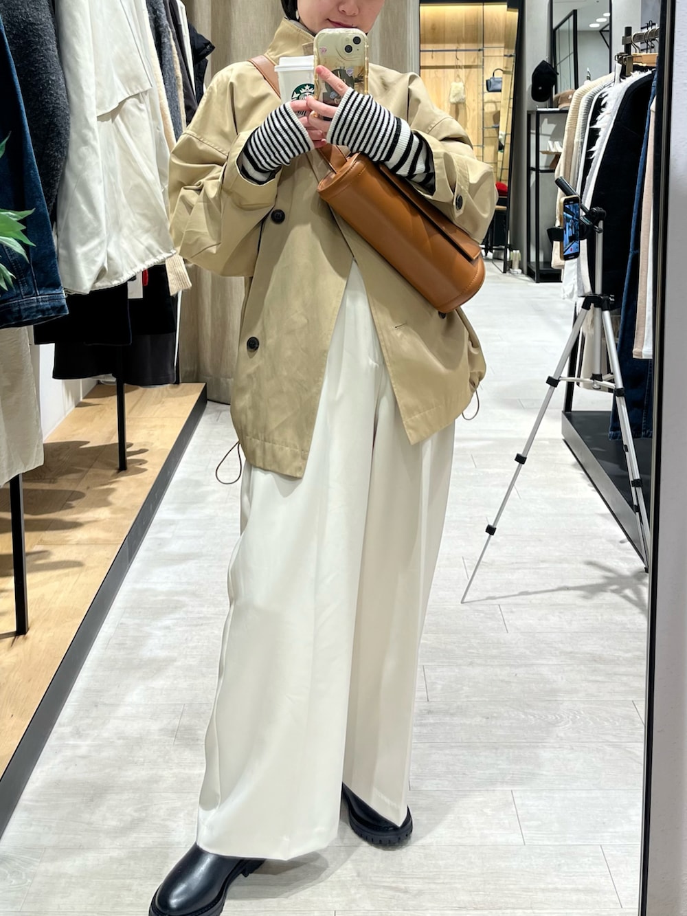 ベージュ系のショルダーバッグ、ホワイト系のその他パンツ、ベージュ系のその他アウターを着用したレディースの冬コーディネートの4枚目の写真