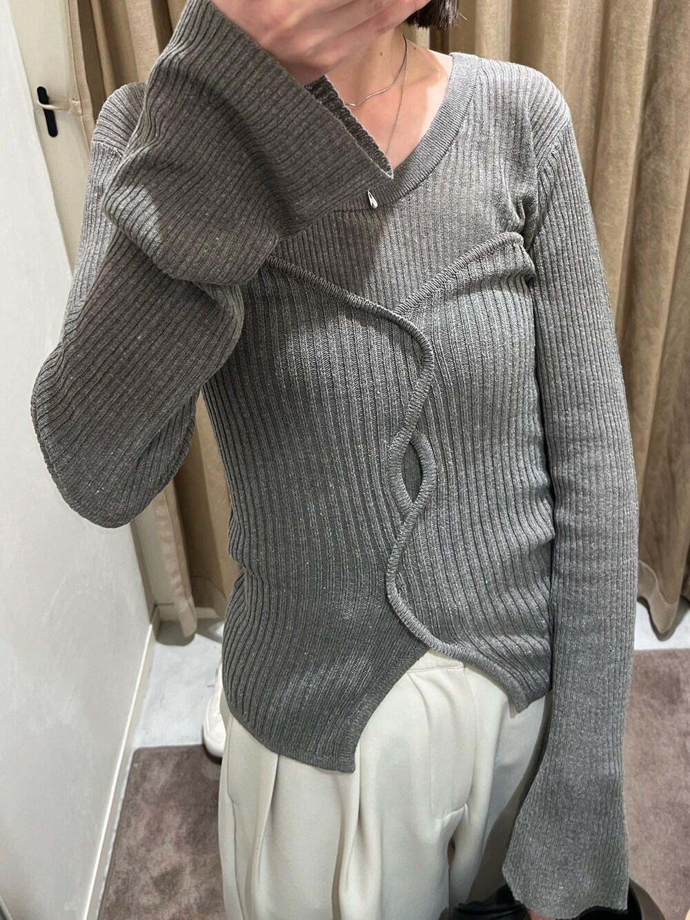 ブラック系のショルダーバッグ、グレー系のニット/セーター、ホワイト系のその他パンツを着用したレディースの冬コーディネートの3枚目の写真