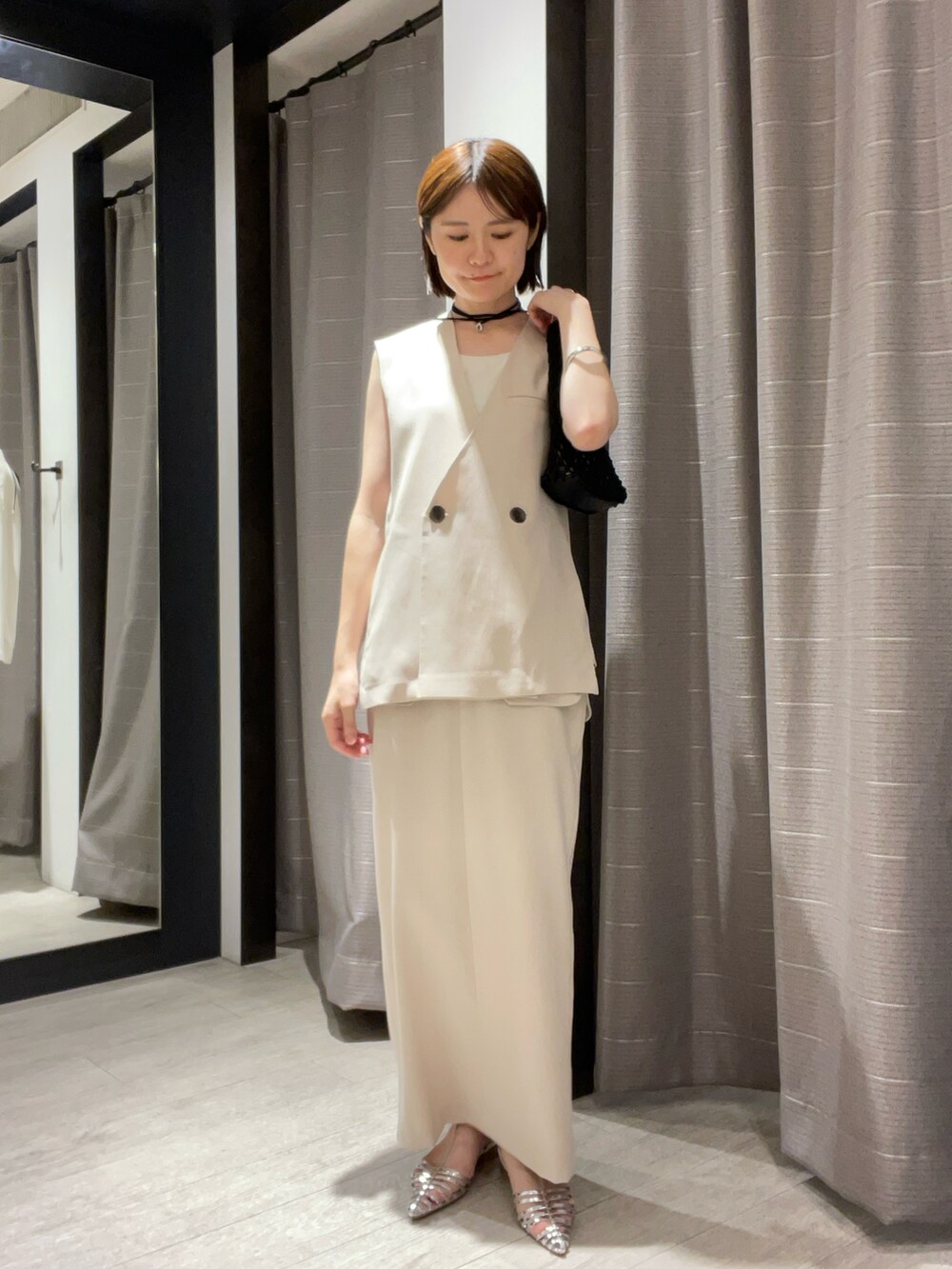 シルバー系のサンダル、ベージュ系のスカート、ベージュ系のジャケット/アウターを着用したレディースの夏コーディネートの3枚目の写真