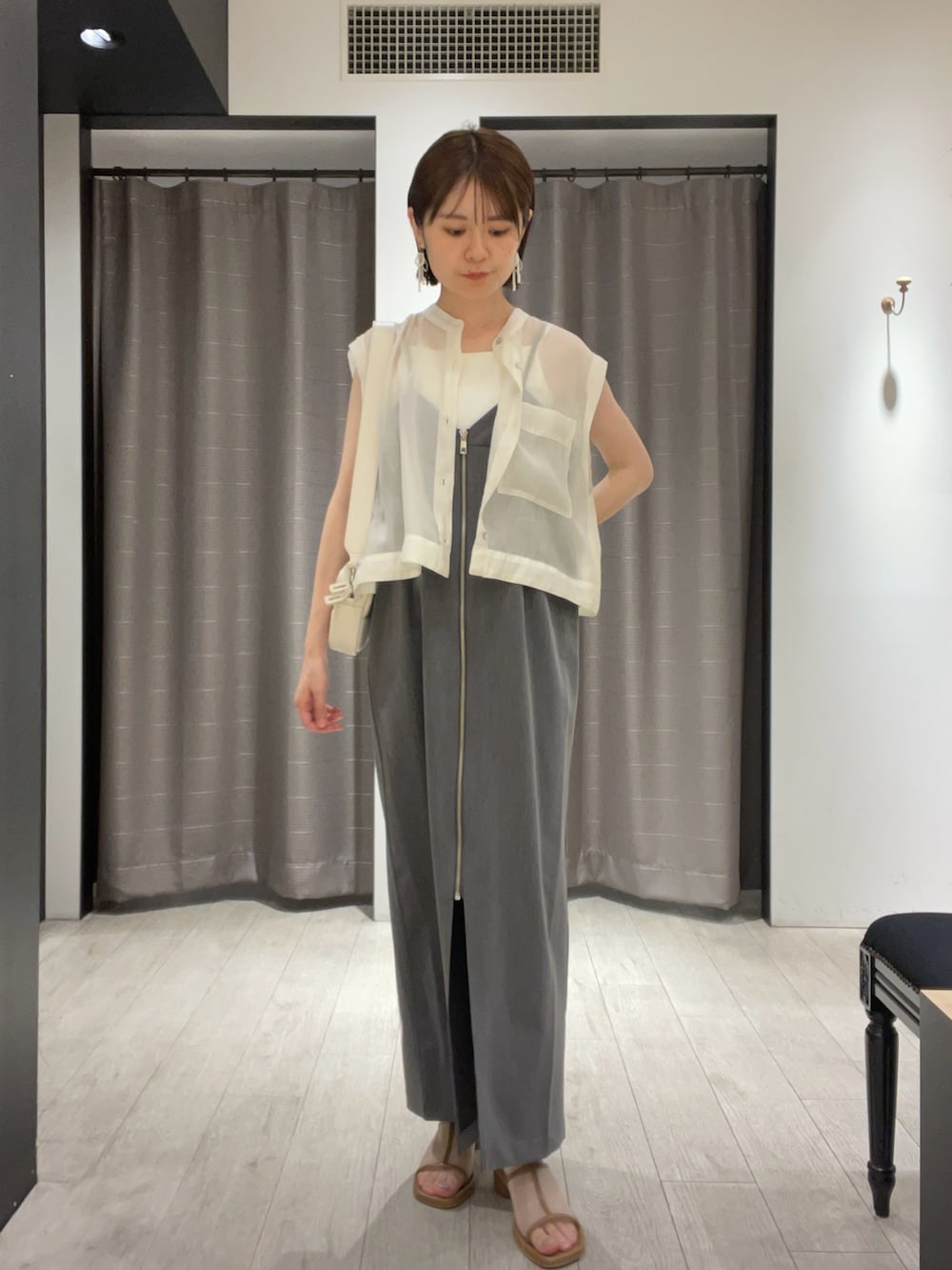 ベージュ系のサンダル、グレー系のワンピース、ホワイト系のシャツ/ブラウスを着用したレディースの夏コーディネートの2枚目の写真