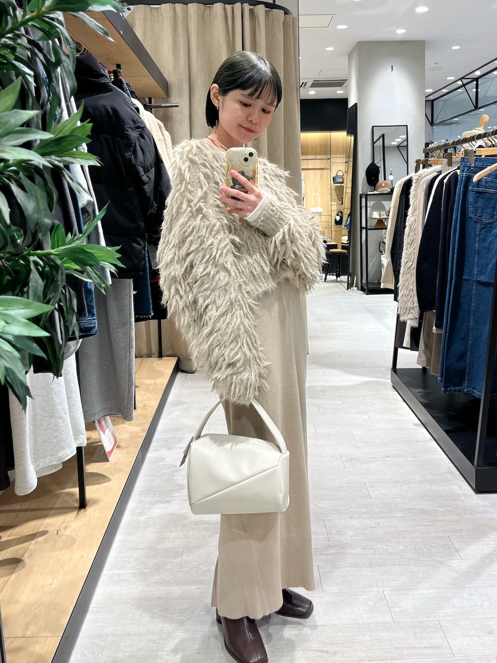 ブラウン系のブーツ、ベージュ系のワンピース、ベージュ系のカーディガン/ボレロを着用したレディースの冬コーディネートの4枚目の写真