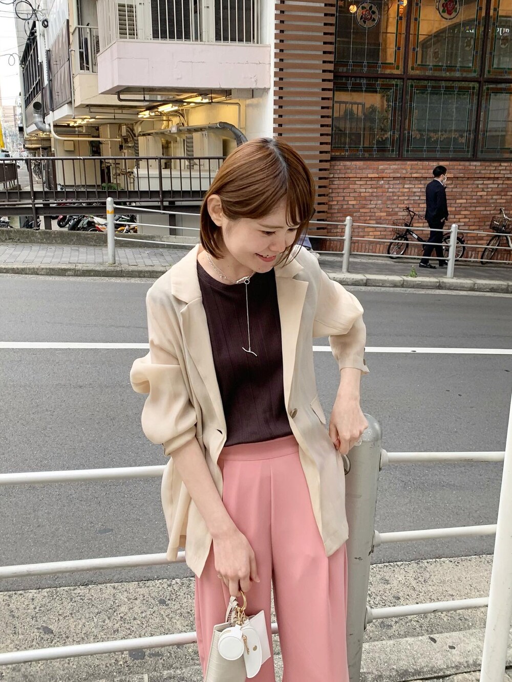 ベージュ系のサンダル、ピンク系のその他パンツ、ベージュ系のテーラードジャケットを着用したレディースの春コーディネートの4枚目の写真