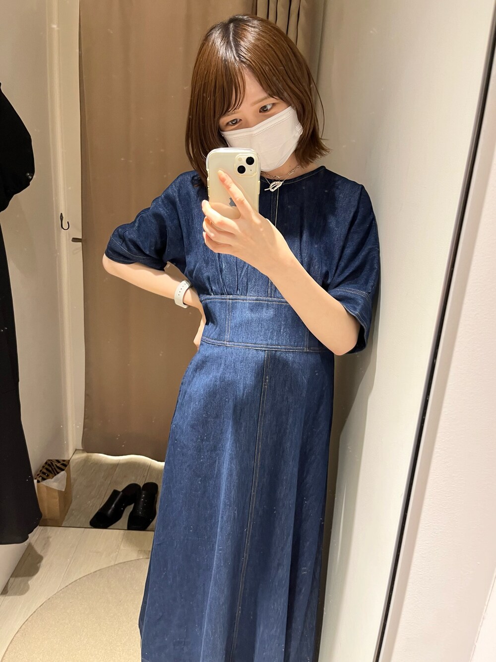 ブルー系のワンピース、ブラック系のサンダル、ブラック系のショルダーバッグを着用したレディースの夏コーディネートの3枚目の写真
