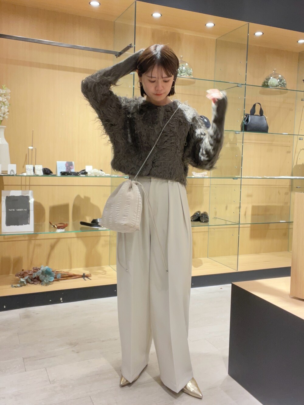 ホワイト系のバッグ、ホワイト系のその他パンツ、ゴールド系のパンプスを着用したレディースの秋コーディネートの4枚目の写真