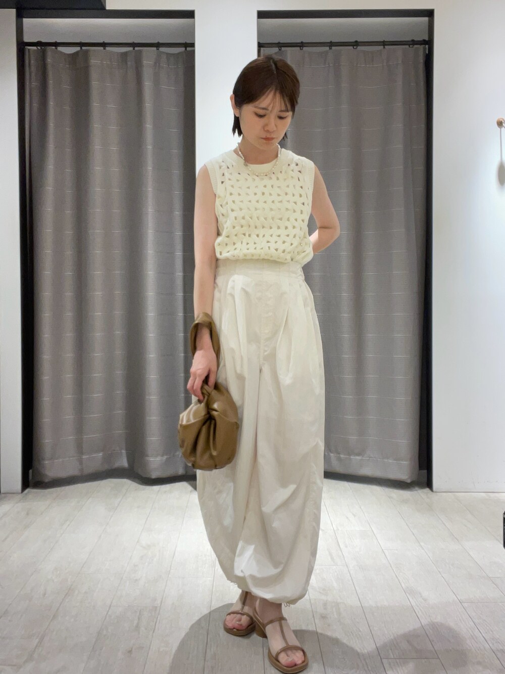 ベージュ系のサンダル、ホワイト系のニット/セーター、ホワイト系のその他パンツを着用したレディースの夏コーディネートの2枚目の写真