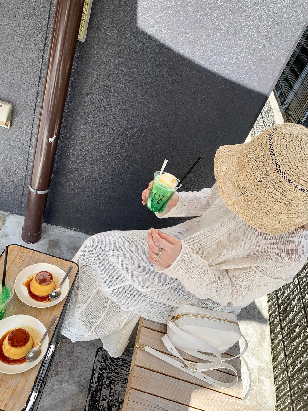 ホワイト系のワンピース、パープル系のその他パンツ、ホワイト系のハットを着用したレディースの夏コーディネートの2枚目の写真