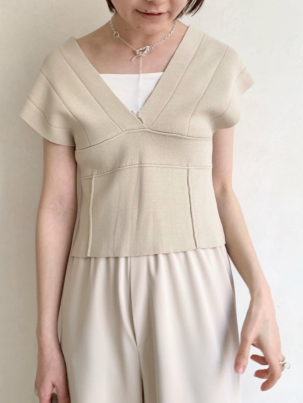 ホワイト系のハンドバッグ、ホワイト系のサンダル、ホワイト系のその他パンツを着用したレディースの夏コーディネートの4枚目の写真