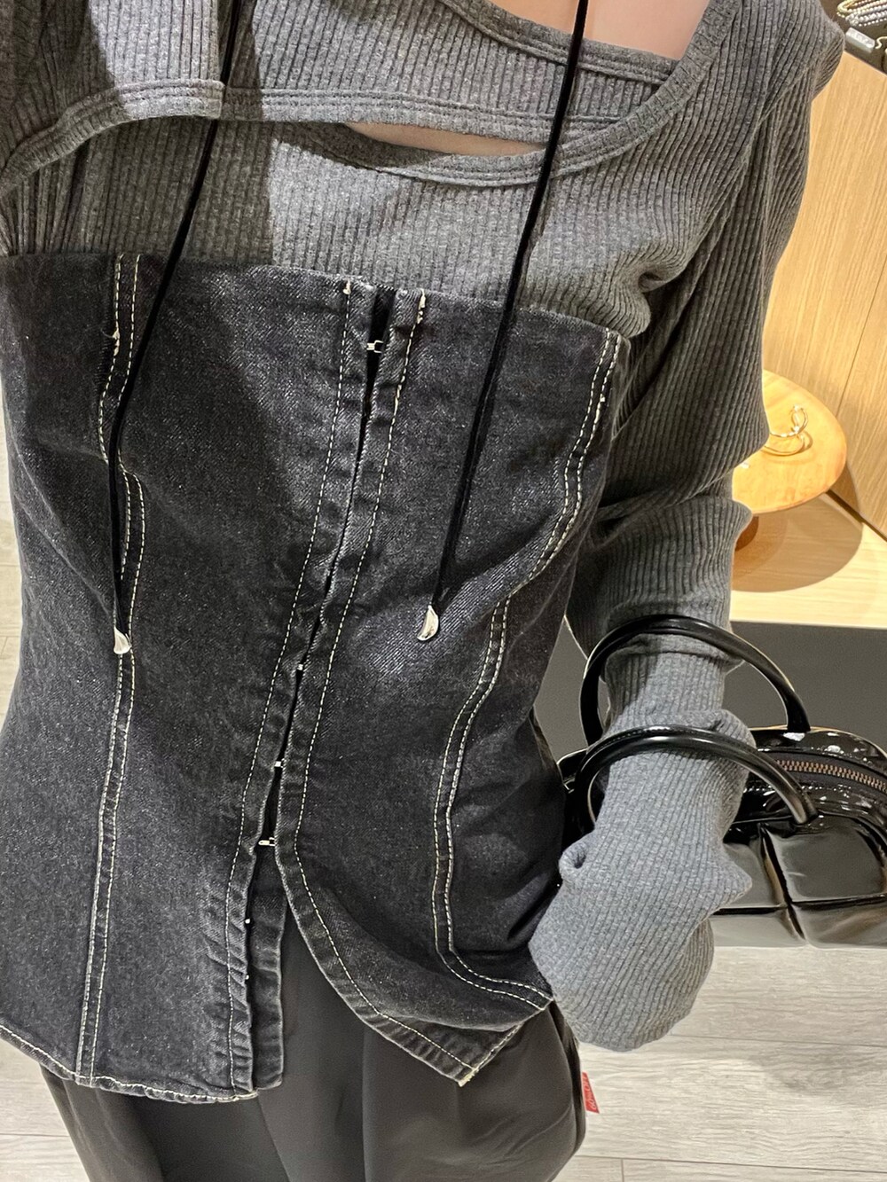 ブラック系のデニムパンツ、ブラック系のその他パンツ、ブラック系のバッグを着用したレディースの夏コーディネートの5枚目の写真