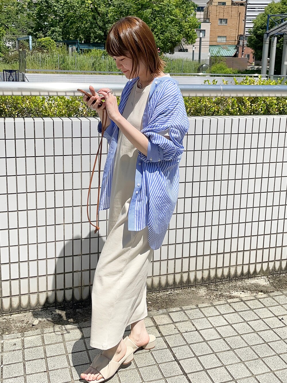 ホワイト系のサンダル、ブルー系のシャツ/ブラウス、ホワイト系のワンピースを着用したレディースの夏コーディネートの4枚目の写真