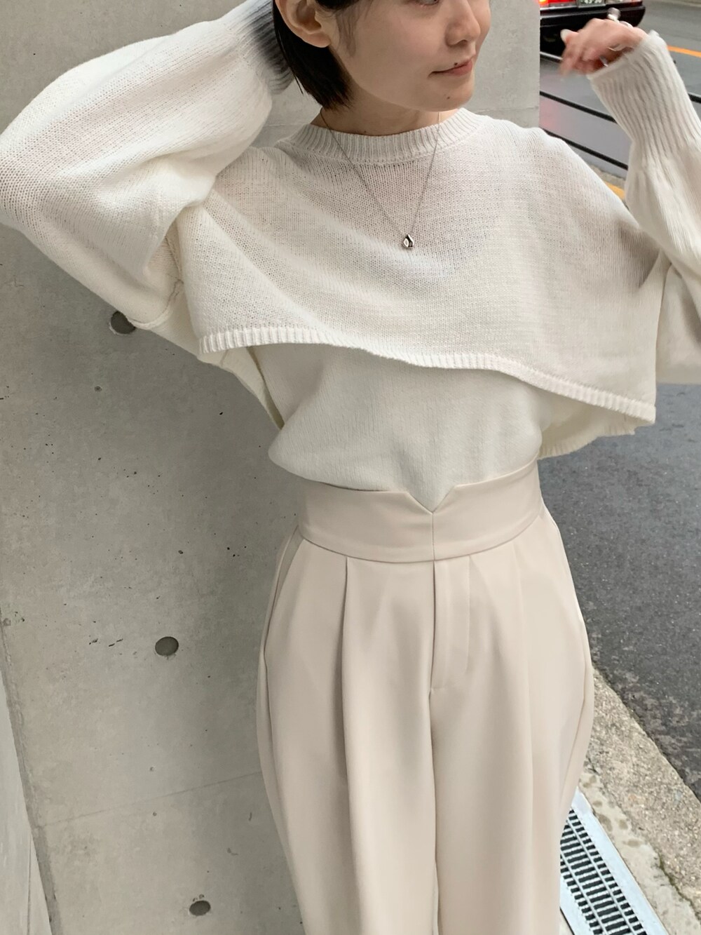 ホワイト系のブーツ、ホワイト系のニット/セーター、ホワイト系のその他パンツを着用したレディースの冬コーディネートの4枚目の写真