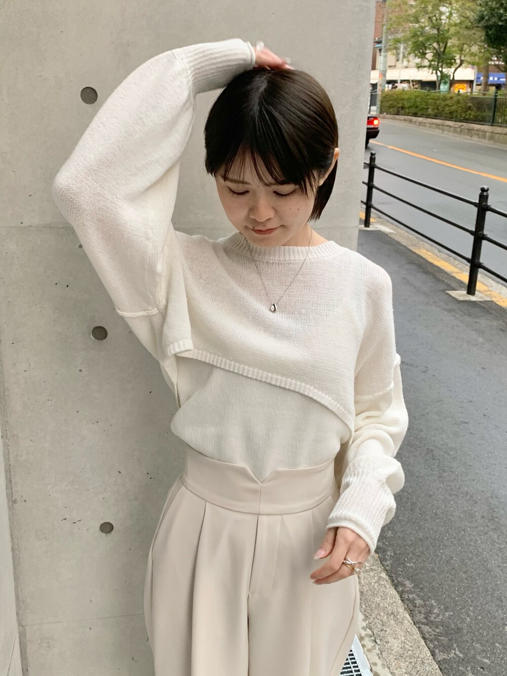 ホワイト系のブーツ、ホワイト系のニット/セーター、ホワイト系のその他パンツを着用したレディースの冬コーディネートの3枚目の写真