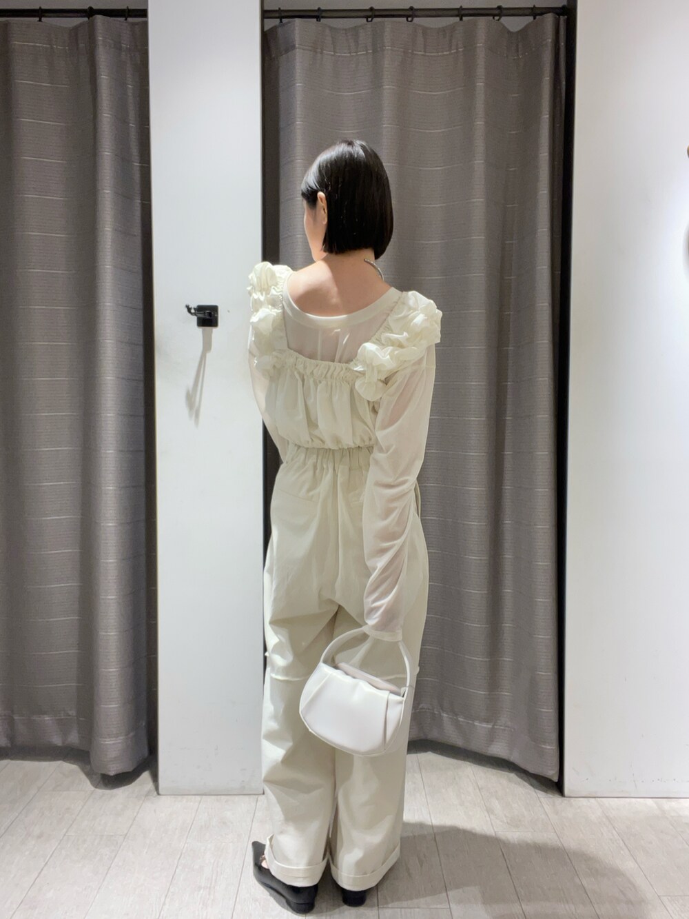 「秋っぽコーデ更新中、ホワイトコーデ、ワイドパンツ、淡色コーデ、淡色女子、ママコーデ、レイヤードスタイル、オトナ女子、おでかけコーデ、ビスチェ、ショート丈トップス、秋コーデ、先取りコーデ、ベロア、休日スタイル」|「CAPRICIEUX LE'MAGEの【C.L】シアーベロアロンT(Tシャツ/カットソー、ホワイト系)」を使った、mari_lemageさん(骨格ウェーブ・レディース・160cm)の秋コーディネートの2枚目の写真