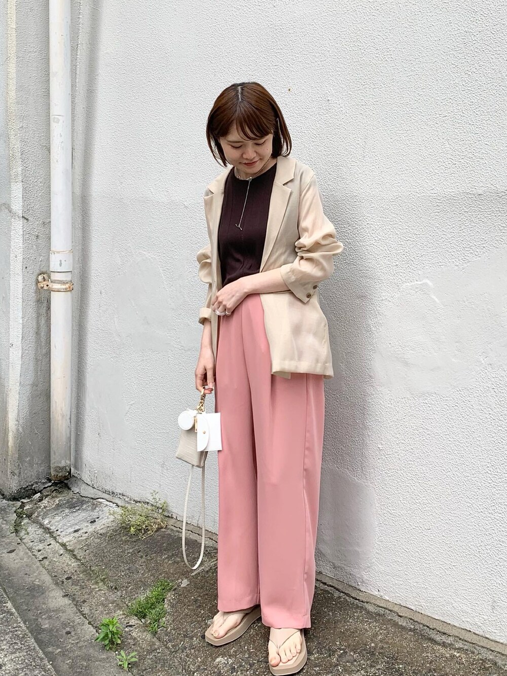 ベージュ系のサンダル、ピンク系のその他パンツ、ベージュ系のテーラードジャケットを着用したレディースの春コーディネートの2枚目の写真
