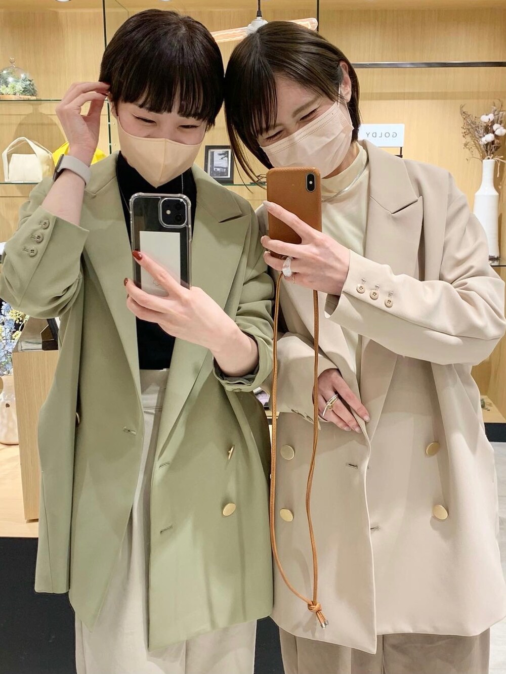 ベージュ系のテーラードジャケット、ベージュ系のTシャツ/カットソー、ホワイト系のスカートを着用したレディースの春コーディネートの3枚目の写真