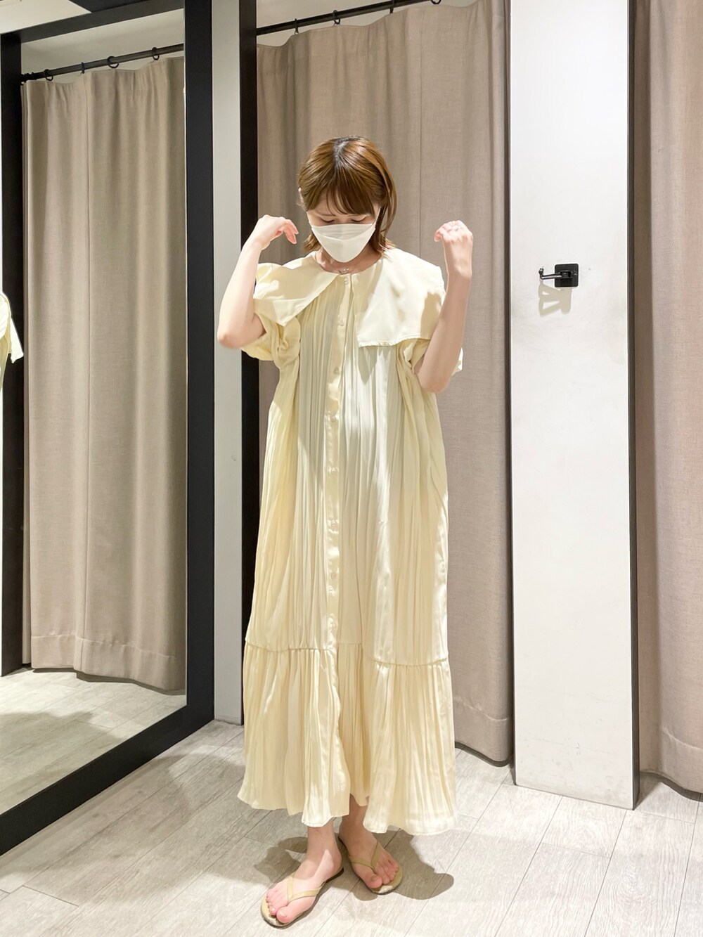 ホワイト系のワンピース、その他のその他を着用したレディースの夏コーディネートの2枚目の写真