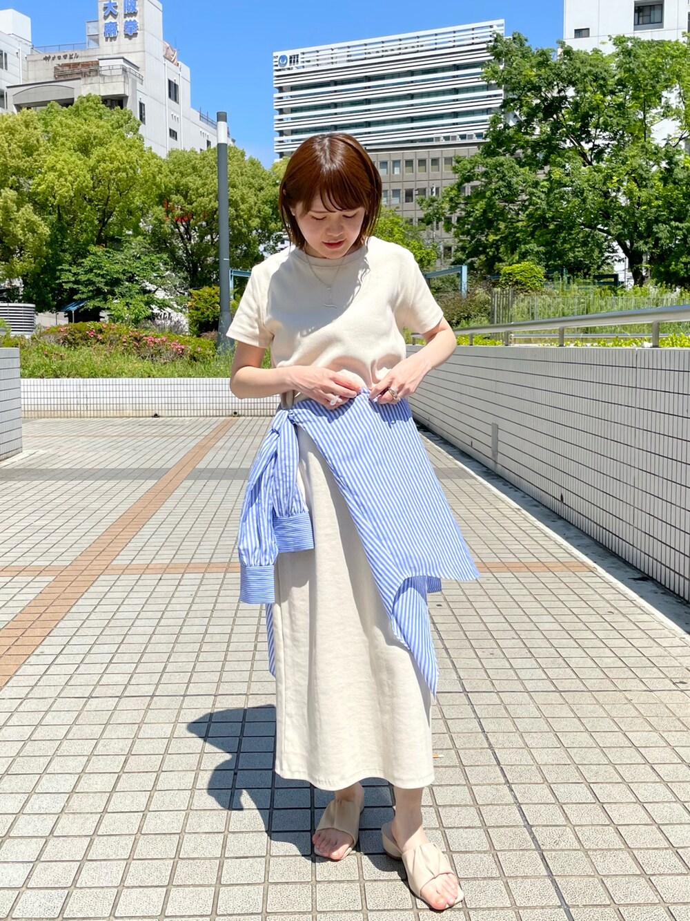 ホワイト系のサンダル、ブルー系のシャツ/ブラウス、ホワイト系のワンピースを着用したレディースの夏コーディネートの2枚目の写真