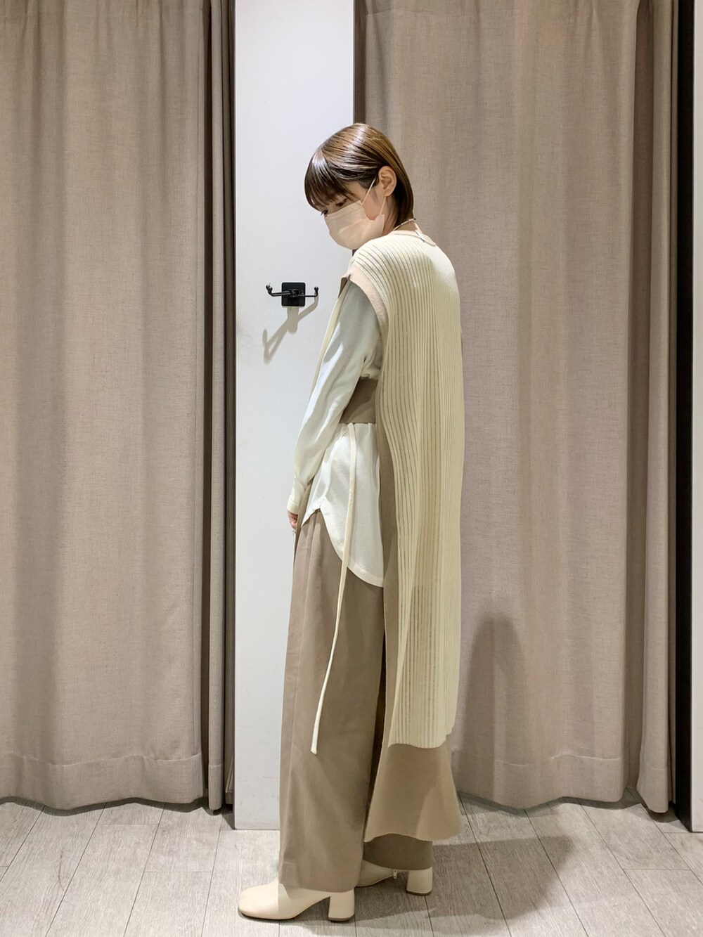 ホワイト系のワンピース、ブラウン系のその他パンツ、ホワイト系のブーツを着用したレディースの冬コーディネートの2枚目の写真