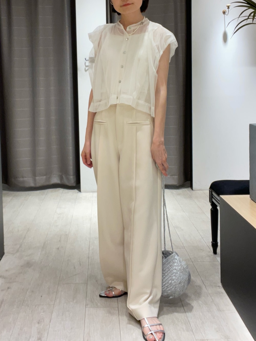 ホワイト系のシャツ/ブラウス、ホワイト系のその他パンツ、シルバー系のサンダルを着用したレディースの夏コーディネートの3枚目の写真
