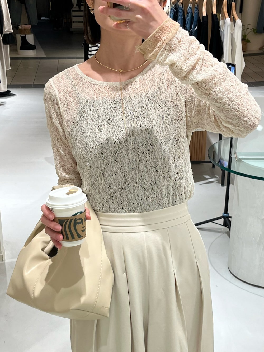 ホワイト系のTシャツ/カットソー、ホワイト系のその他パンツ、イエロー系のショルダーバッグを着用したレディースの冬コーディネートの2枚目の写真