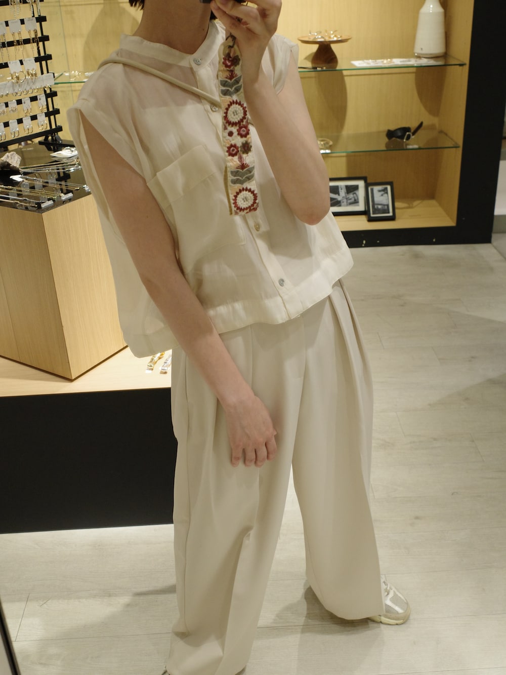 ホワイト系のその他パンツ、ホワイト系のシャツ/ブラウス、ブラック系のバッグを着用したレディースの夏コーディネートの3枚目の写真