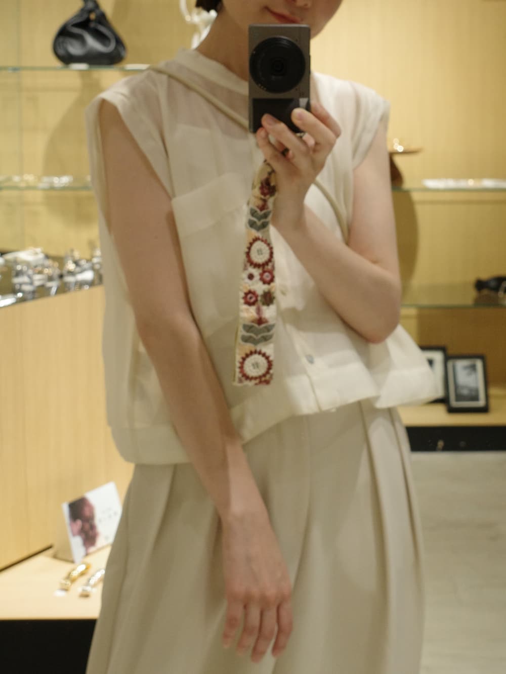 ホワイト系のその他パンツ、ホワイト系のシャツ/ブラウス、ブラック系のバッグを着用したレディースの夏コーディネートの5枚目の写真