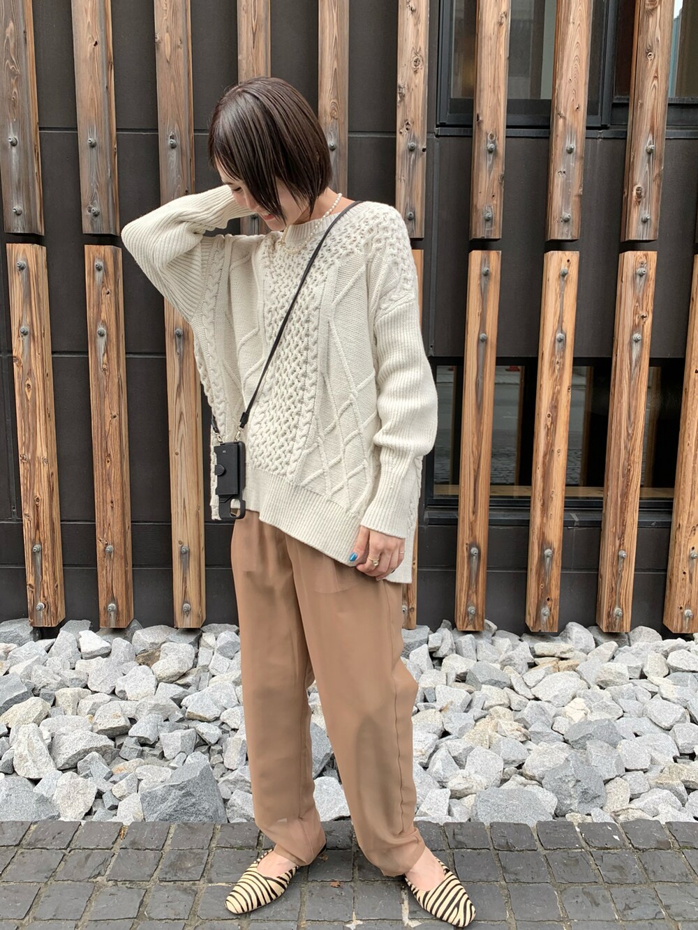 イエロー系のその他パンツ、ホワイト系のニット/セーター、ベージュ系のパンプスを着用したレディースの秋コーディネートの4枚目の写真