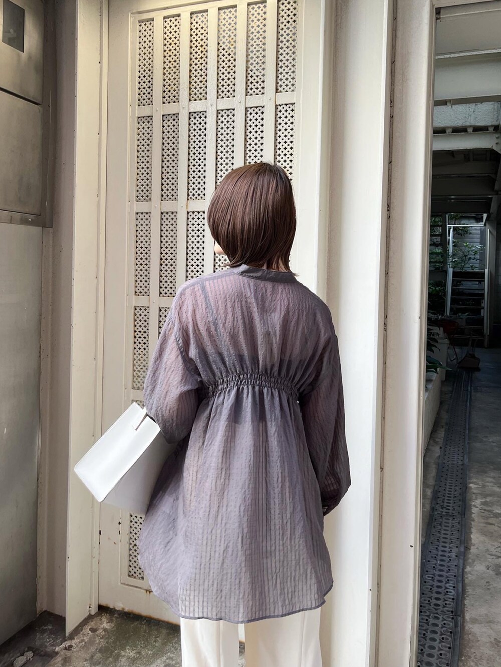 グレー系のシャツ/ブラウス、ホワイト系のその他パンツ、ホワイト系のサンダルを着用したレディースの夏コーディネートの5枚目の写真