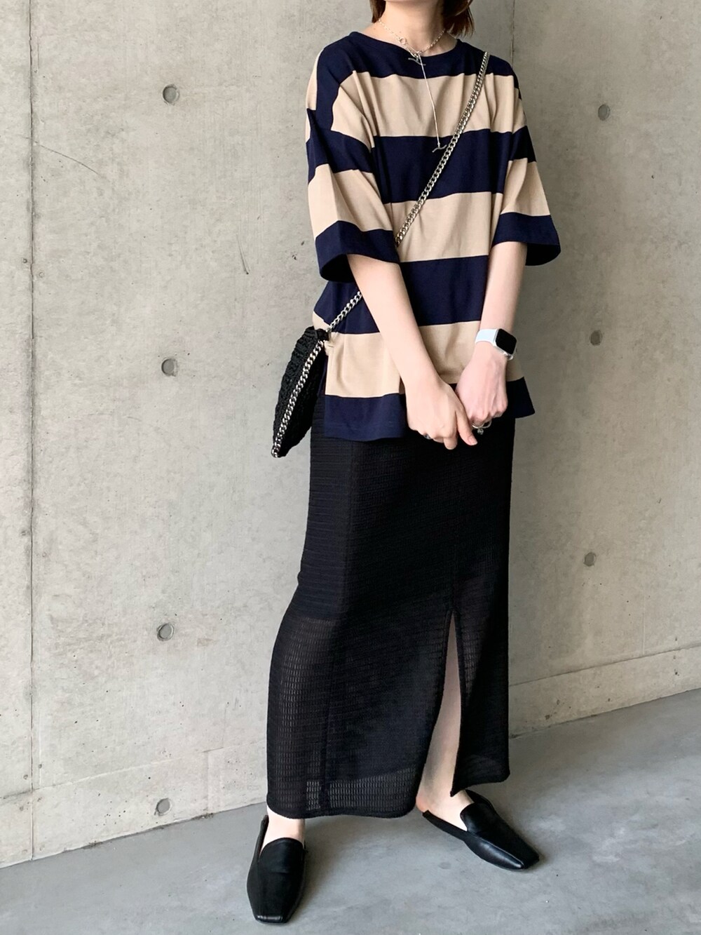 ブラック系のその他シューズ、ブラック系のスカート、ベージュ系のTシャツ/カットソーを着用したレディースの春コーディネートの3枚目の写真