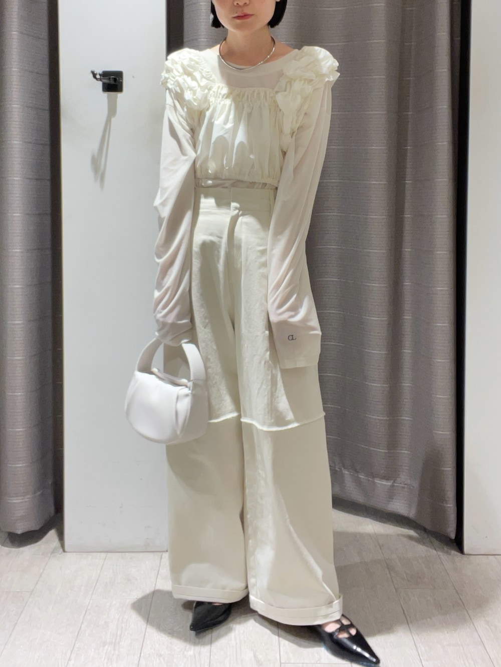 「秋っぽコーデ更新中、ホワイトコーデ、ワイドパンツ、淡色コーデ、淡色女子、ママコーデ、レイヤードスタイル、オトナ女子、おでかけコーデ、ビスチェ、ショート丈トップス、秋コーデ、先取りコーデ、ベロア、休日スタイル」|「CAPRICIEUX LE'MAGEの【C.L】シアーベロアロンT(Tシャツ/カットソー、ホワイト系)」を使った、mari_lemageさん(骨格ウェーブ・レディース・160cm)の秋コーディネートの3枚目の写真