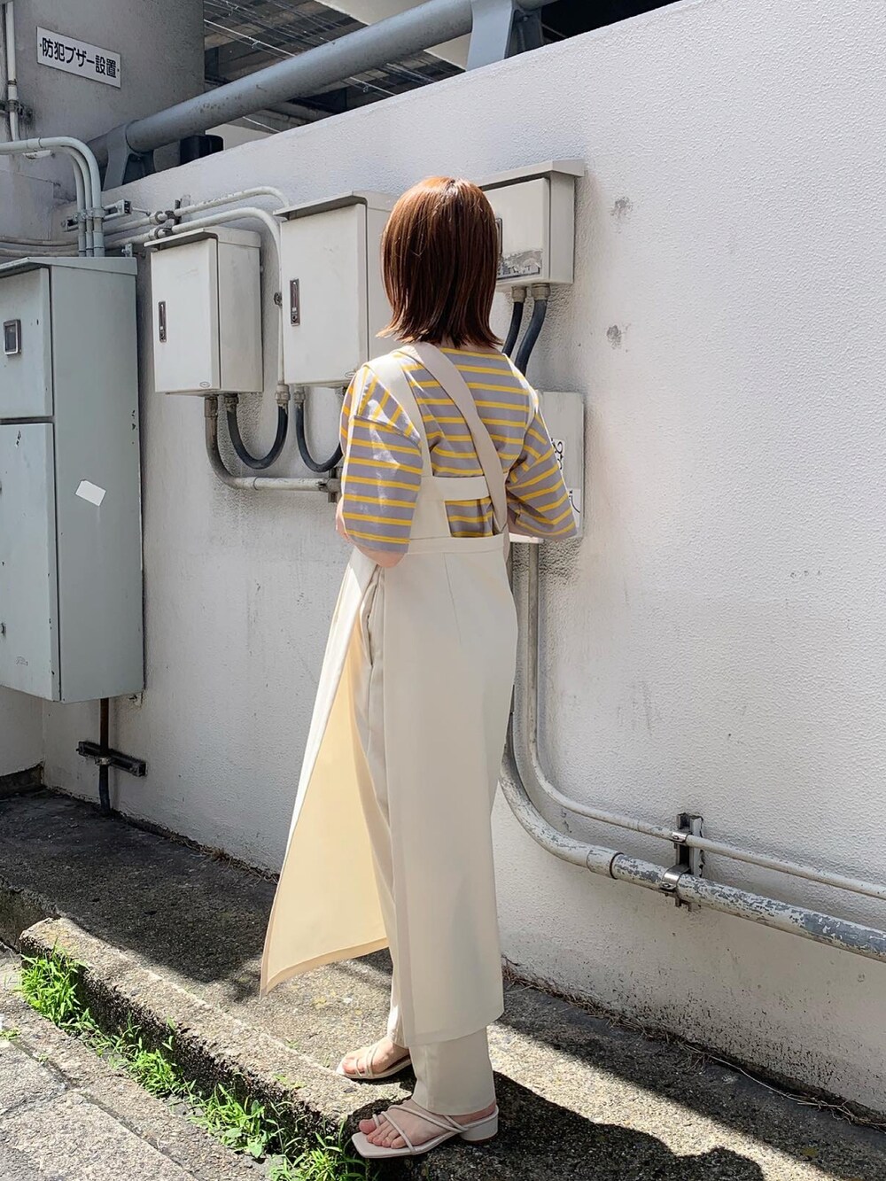 ホワイト系のサロペット/オーバーオール、イエロー系のTシャツ/カットソー、ホワイト系のショルダーバッグを着用したレディースの夏コーディネートの3枚目の写真