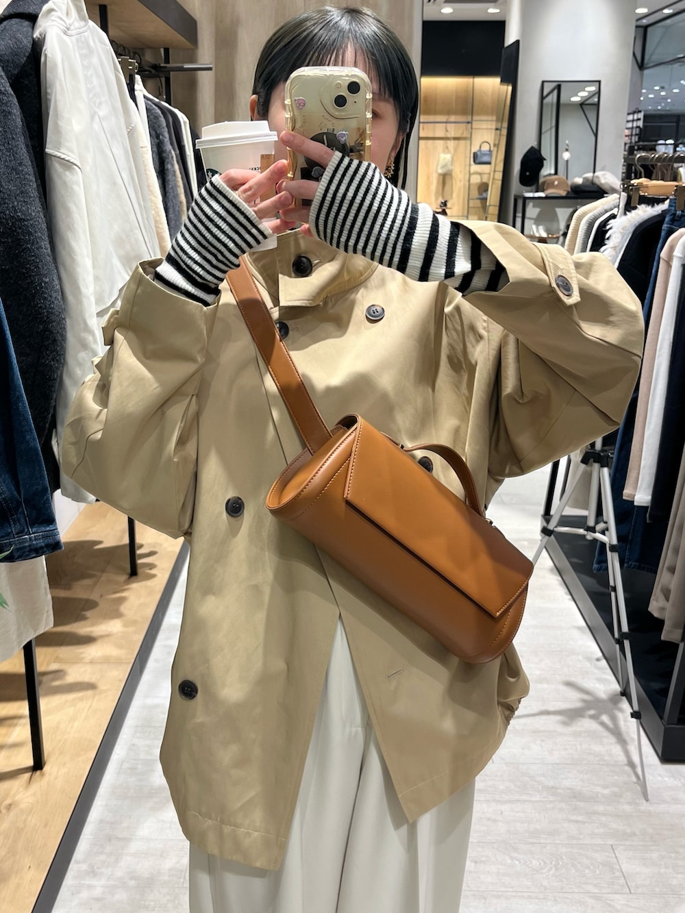 ベージュ系のショルダーバッグ、ホワイト系のその他パンツ、ベージュ系のその他アウターを着用したレディースの冬コーディネートの2枚目の写真