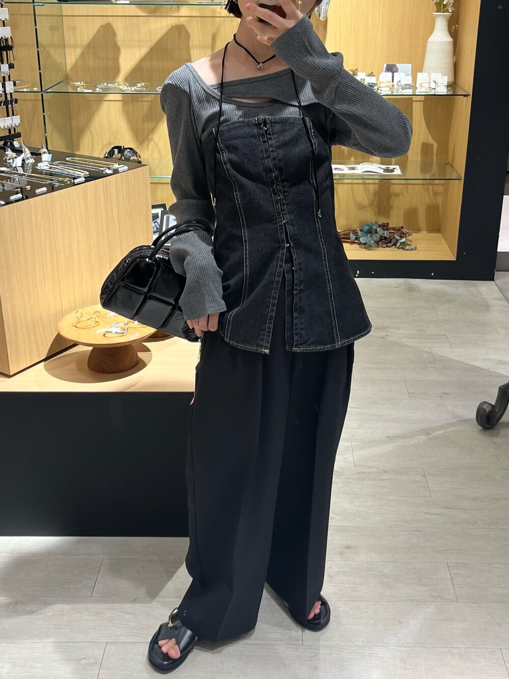 ブラック系のデニムパンツ、ブラック系のその他パンツ、ブラック系のバッグを着用したレディースの夏コーディネートの4枚目の写真