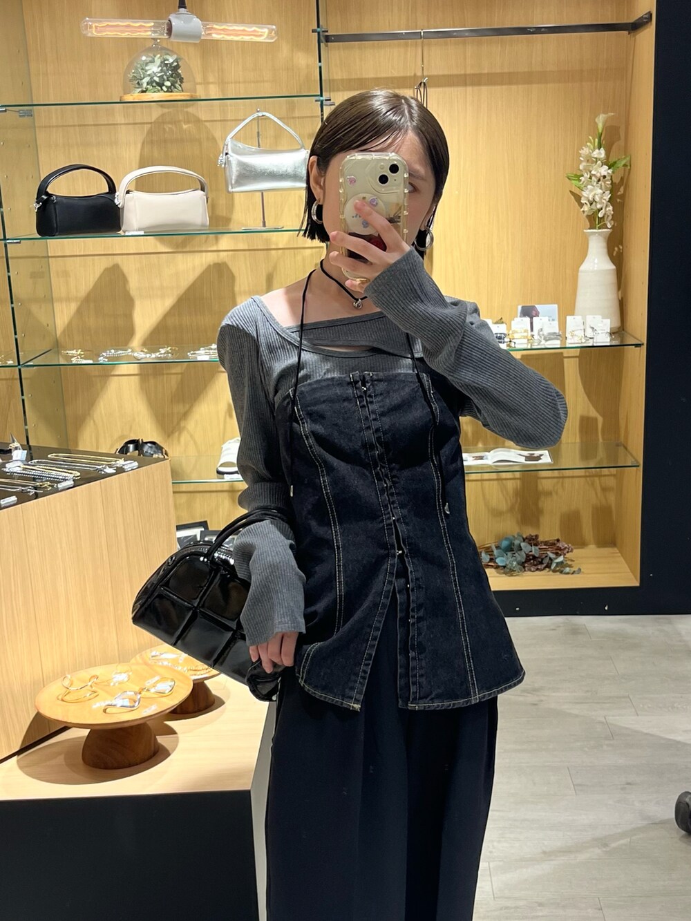 ブラック系のデニムパンツ、ブラック系のその他パンツ、ブラック系のバッグを着用したレディースの夏コーディネートの3枚目の写真