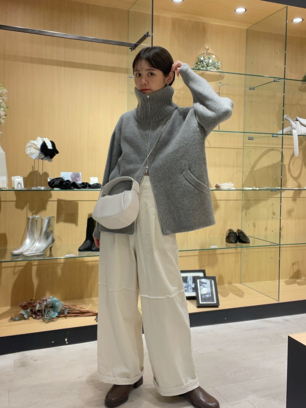 ホワイト系のその他パンツ、グレー系のその他アウター、ホワイト系のショルダーバッグを着用したレディースの秋コーディネートの2枚目の写真