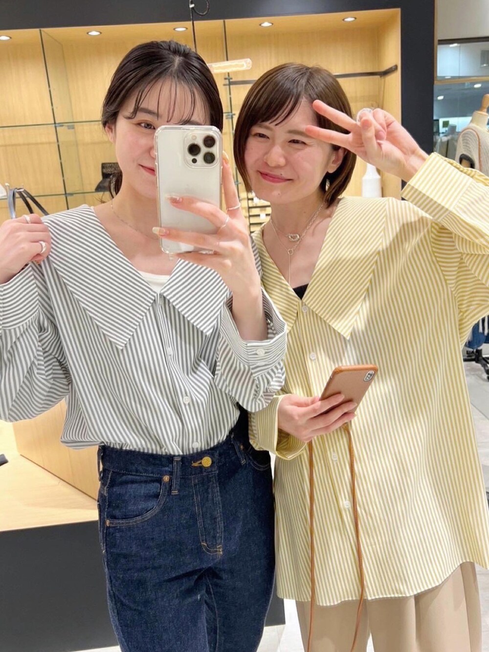 ブルー系のデニムパンツ、ブラック系のサンダル、ホワイト系のサンダルを着用したレディースの春コーディネートの2枚目の写真