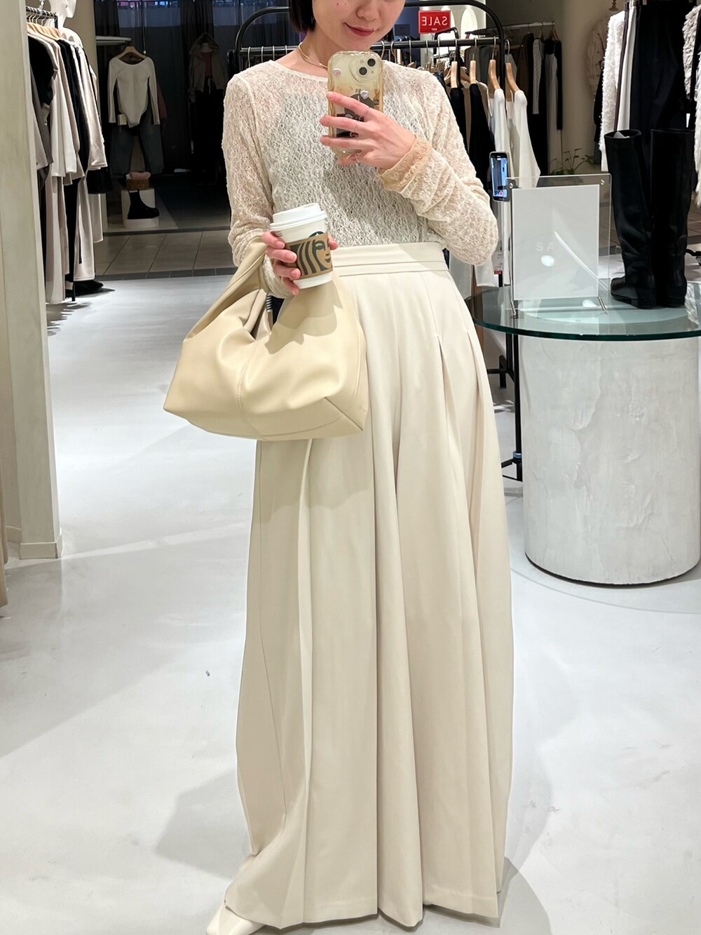 ホワイト系のTシャツ/カットソー、ホワイト系のその他パンツ、イエロー系のショルダーバッグを着用したレディースの冬コーディネートの4枚目の写真