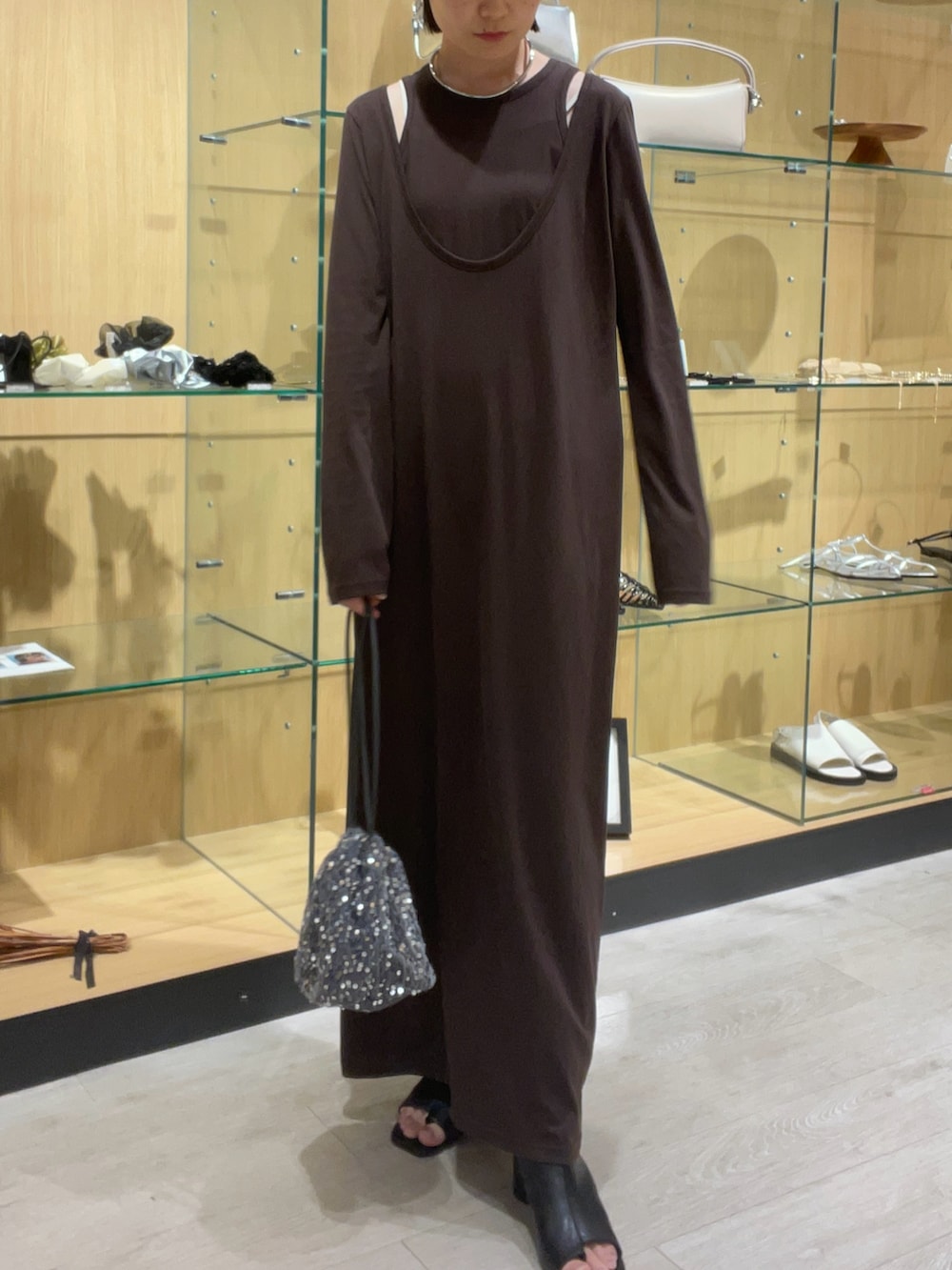 ブラウン系のワンピース、ブラック系のブーツ、その他のその他を着用したレディースの秋コーディネートの4枚目の写真