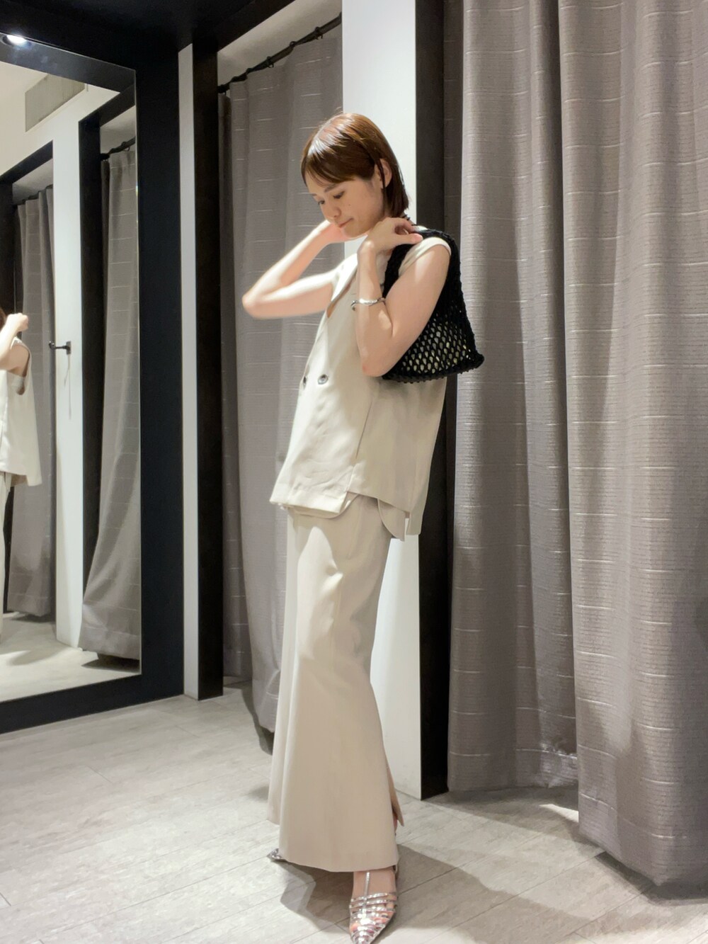 シルバー系のサンダル、ベージュ系のスカート、ベージュ系のジャケット/アウターを着用したレディースの夏コーディネートの2枚目の写真