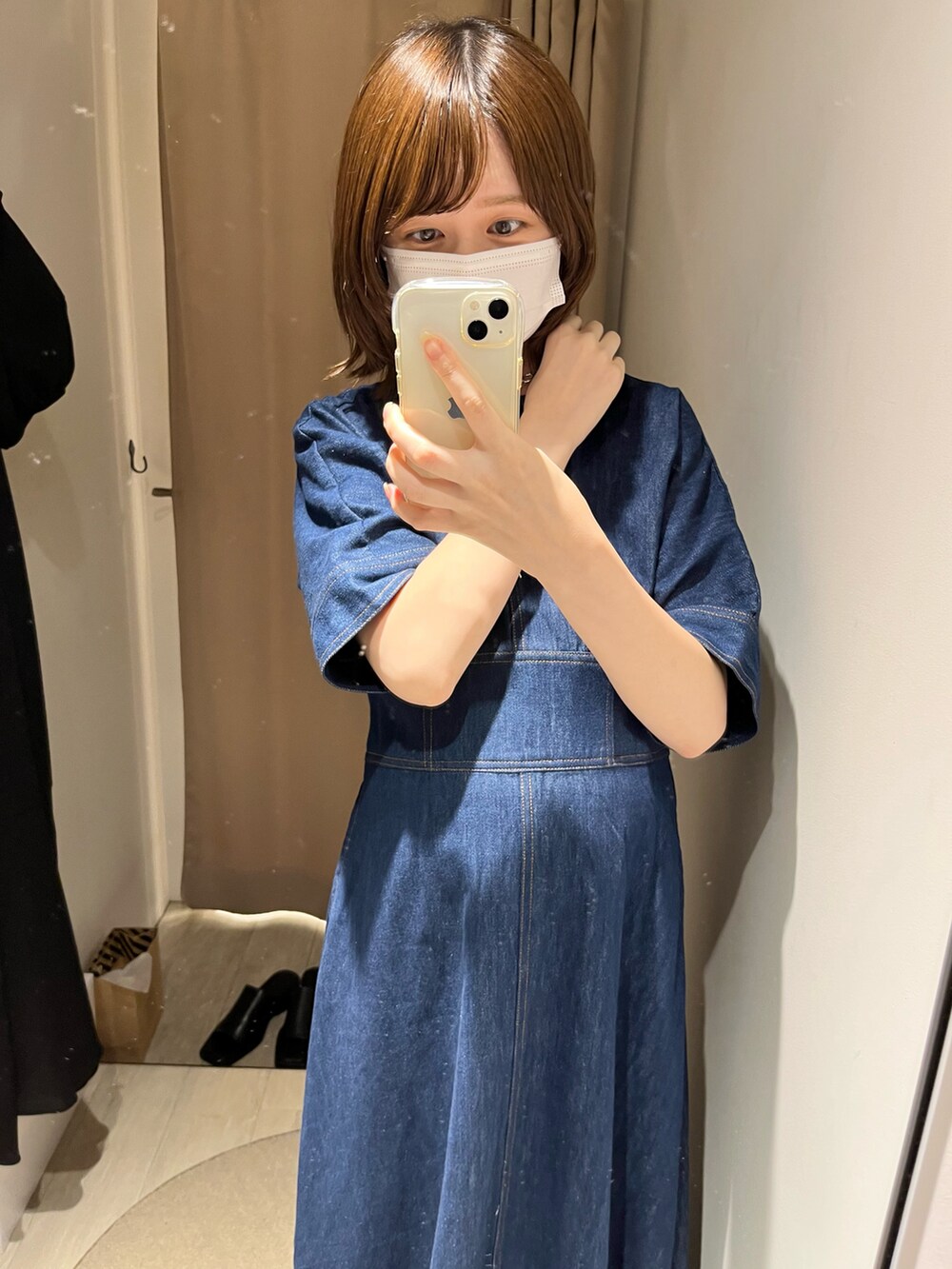 ブルー系のワンピース、ブラック系のサンダル、ブラック系のショルダーバッグを着用したレディースの夏コーディネートの2枚目の写真