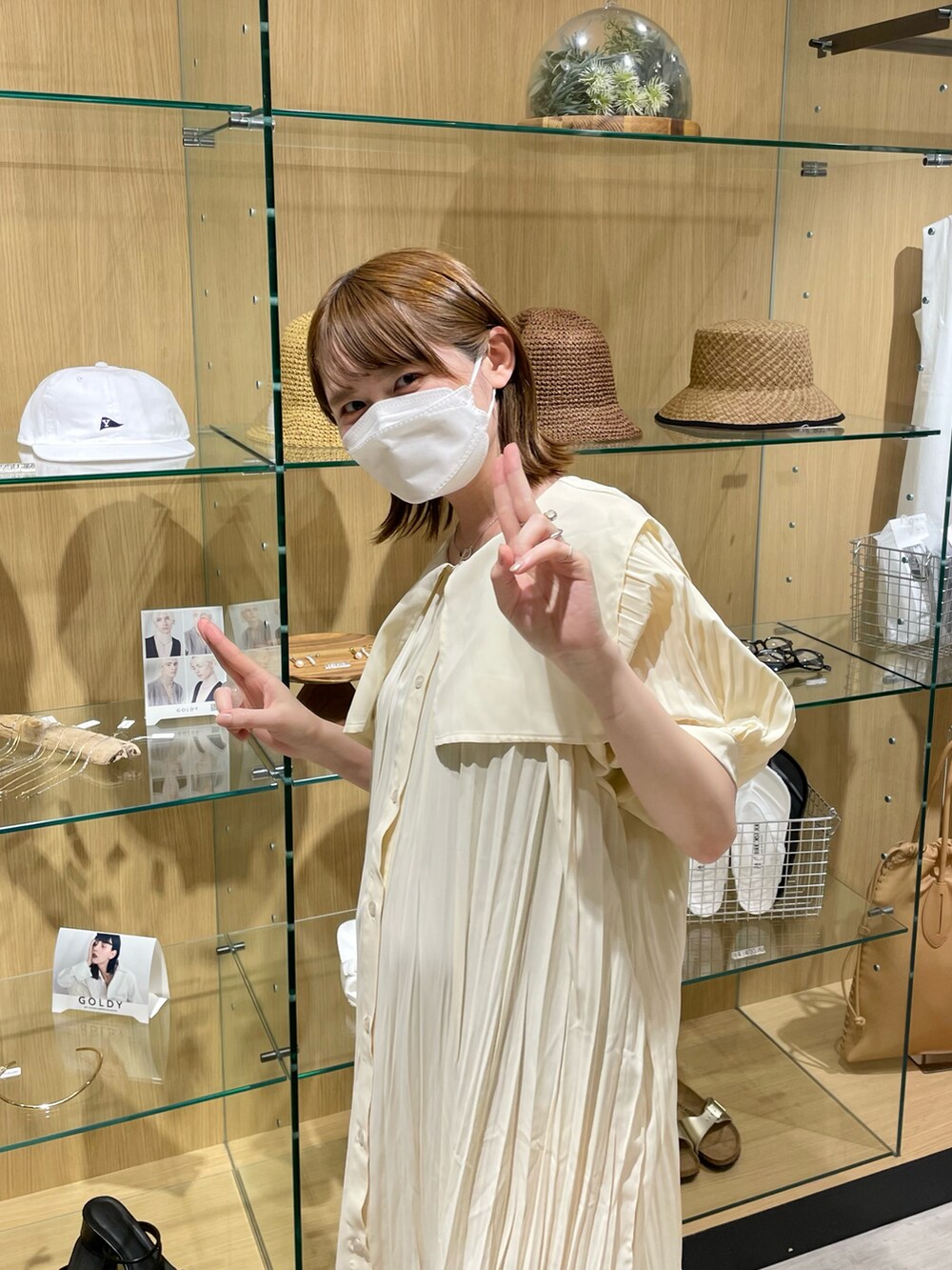 ホワイト系のワンピース、その他のその他を着用したレディースの夏コーディネートの4枚目の写真