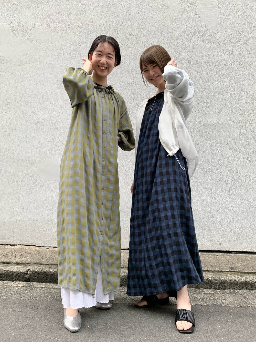 ホワイト系のトートバッグ、ブルー系のワンピース、ホワイト系のブルゾンを着用したレディースの春コーディネートの5枚目の写真