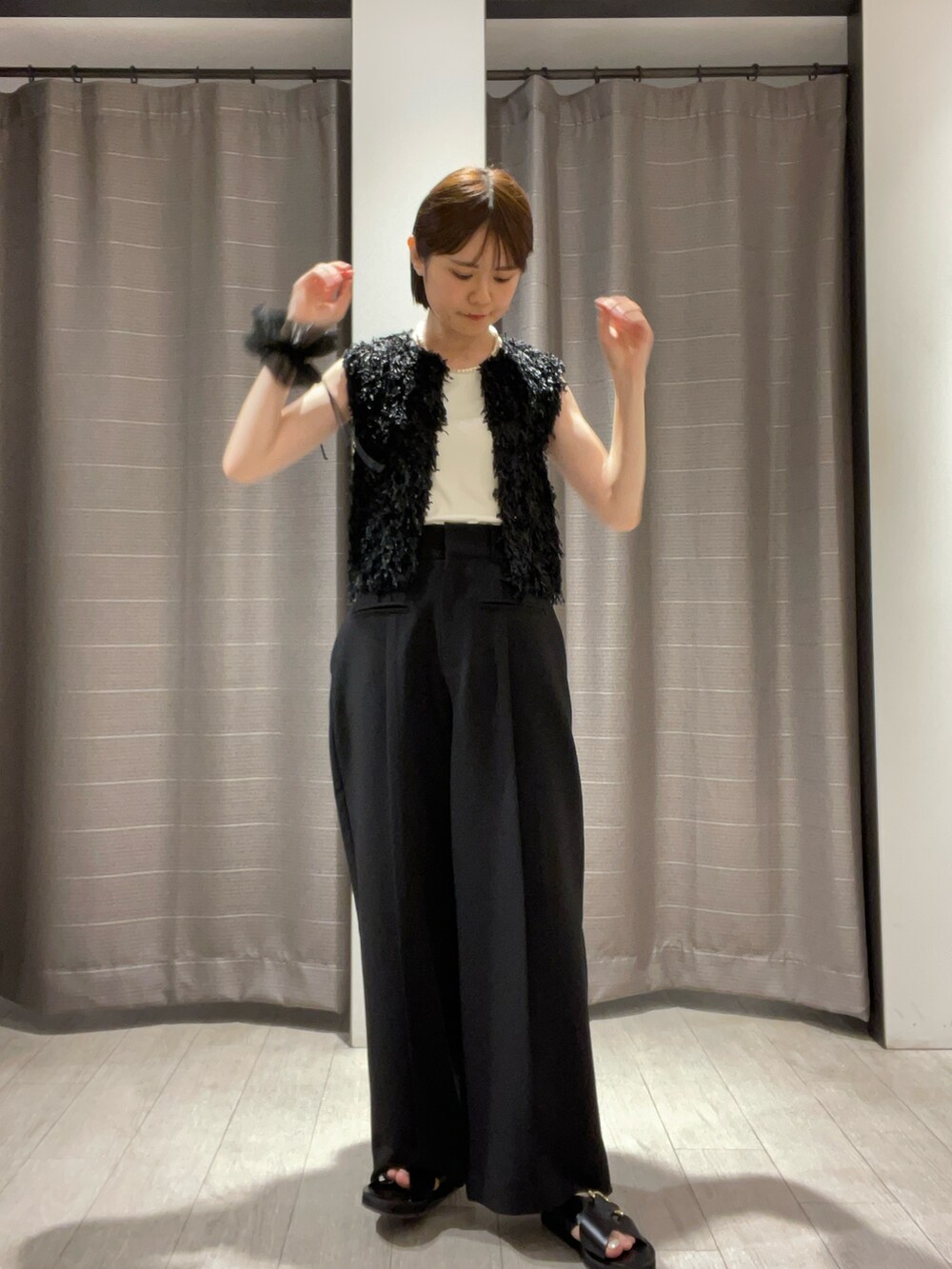 ブラック系のシューズ、ブラック系のパンツ、ブラック系のシャツ/ブラウスを着用したレディースの夏コーディネートの2枚目の写真