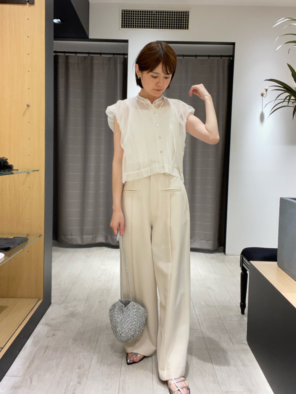 ホワイト系のシャツ/ブラウス、ホワイト系のその他パンツ、シルバー系のサンダルを着用したレディースの夏コーディネートの2枚目の写真