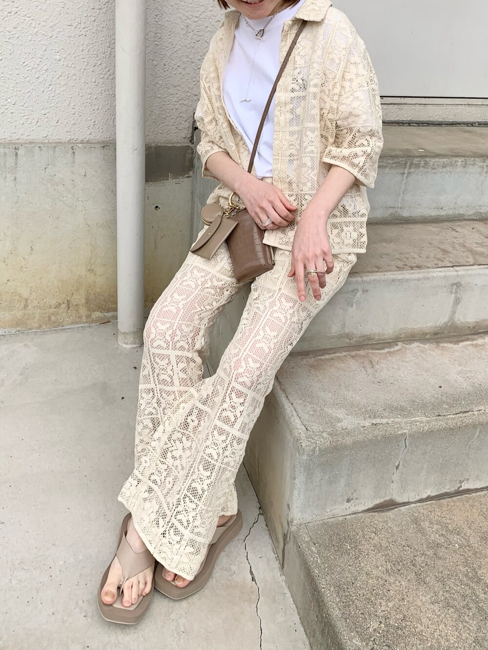 ホワイト系のシャツ/ブラウス、ホワイト系のその他パンツ、ベージュ系のサンダルを着用したレディースの夏コーディネートの3枚目の写真
