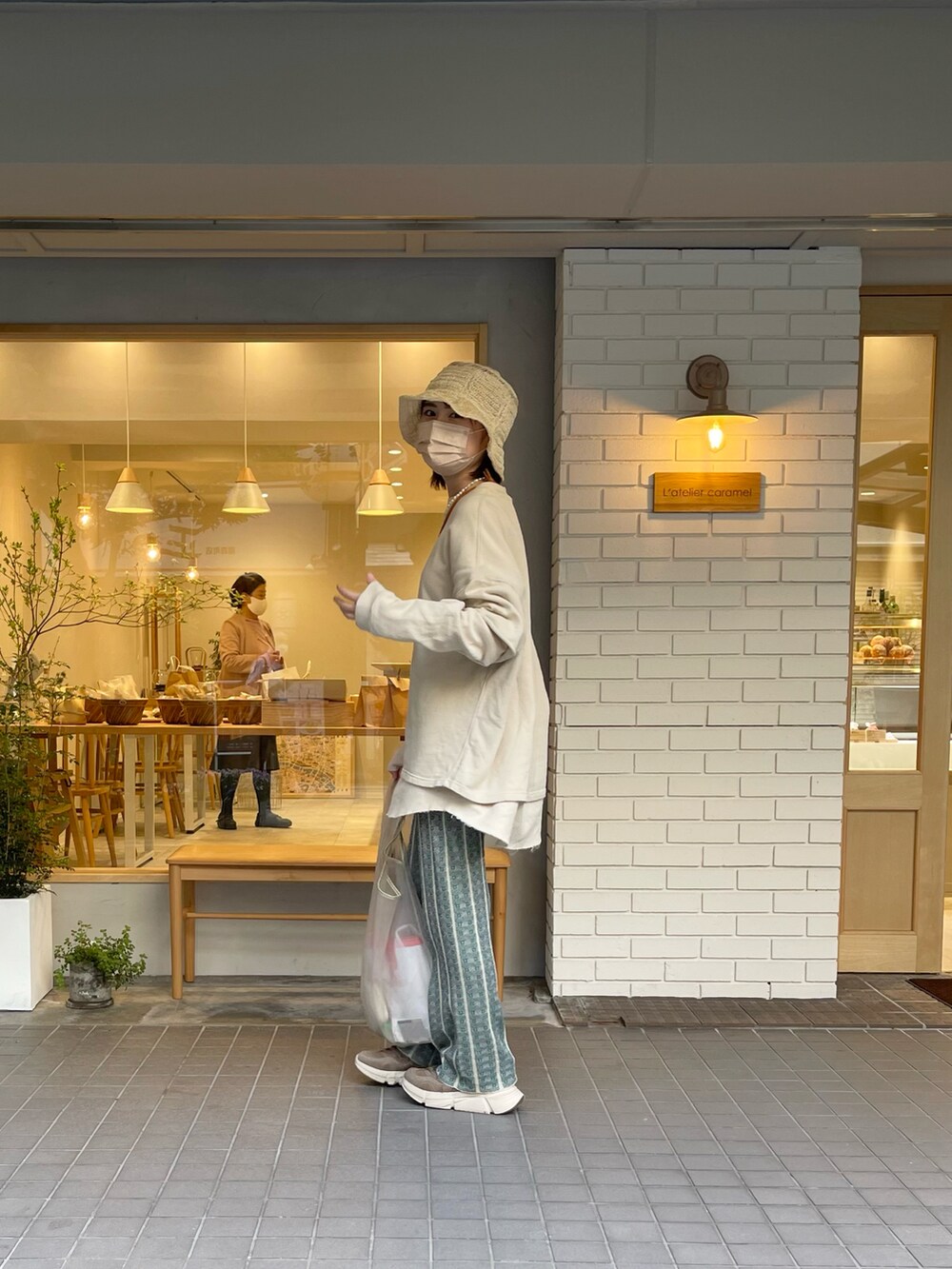 ホワイト系のTシャツ/カットソー、ブルー系のその他パンツ、ベージュ系のスニーカーを着用したレディースの春コーディネートの2枚目の写真