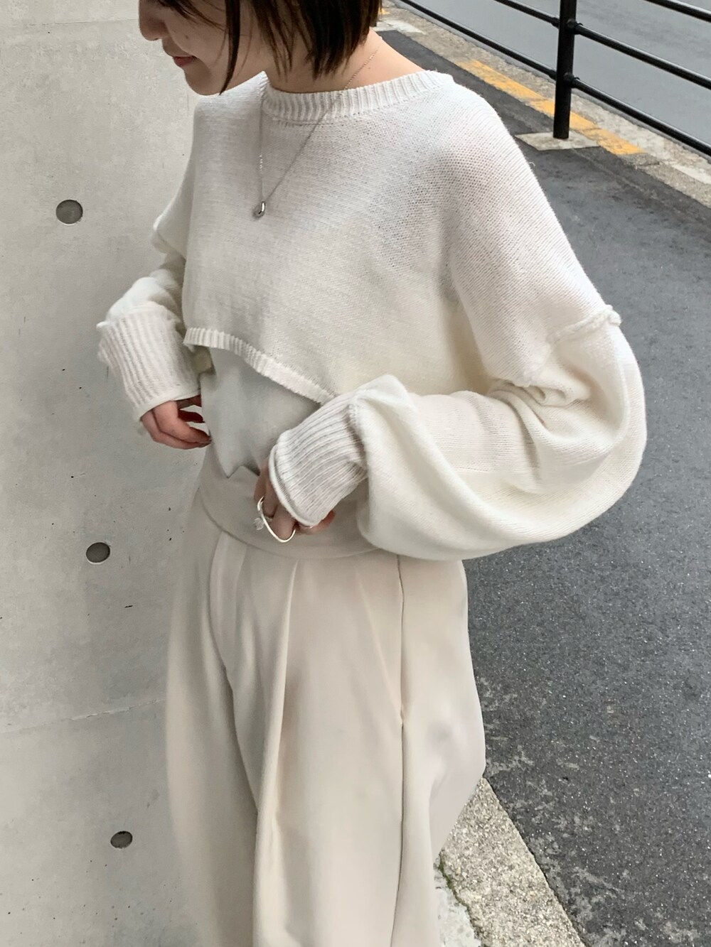 ホワイト系のブーツ、ホワイト系のニット/セーター、ホワイト系のその他パンツを着用したレディースの冬コーディネートの5枚目の写真